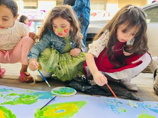 Niñas pintando